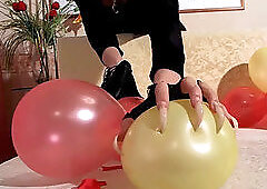 Gala popping balloons