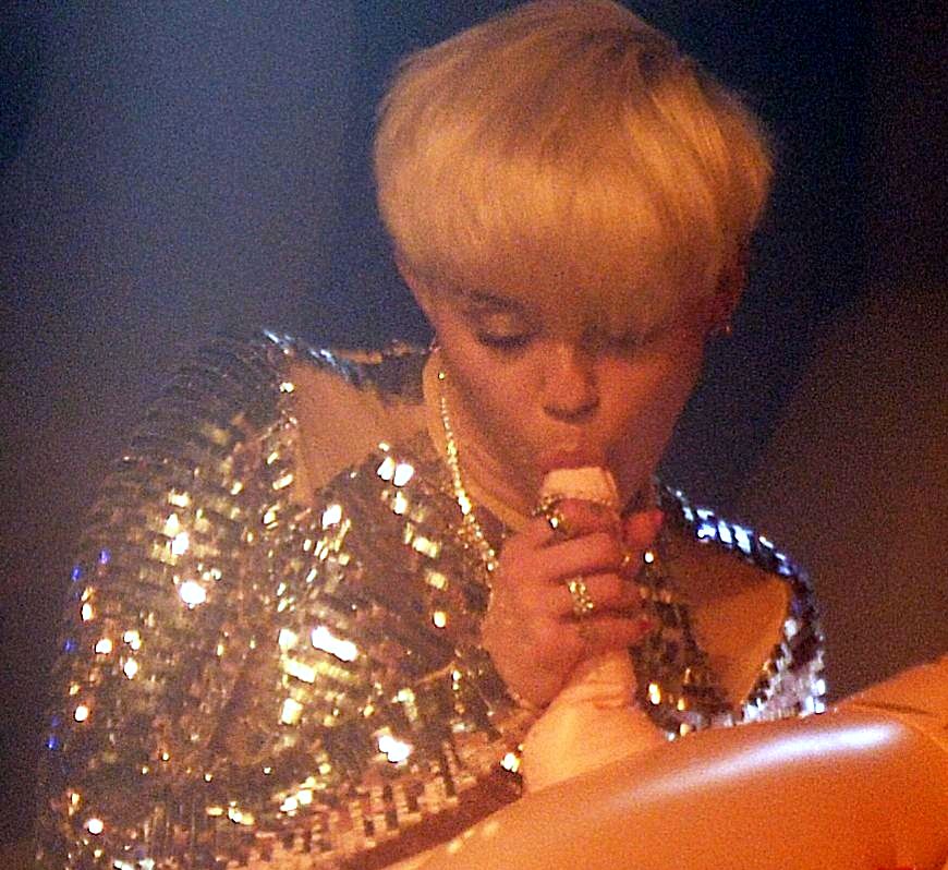 Miley cyrus gives blowjob